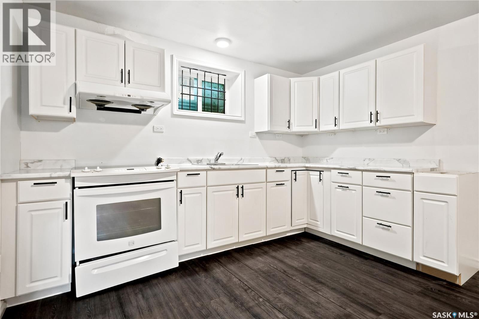4240 8Th Avenue, Regina, SK - Indoor Photo Showing Kitchen