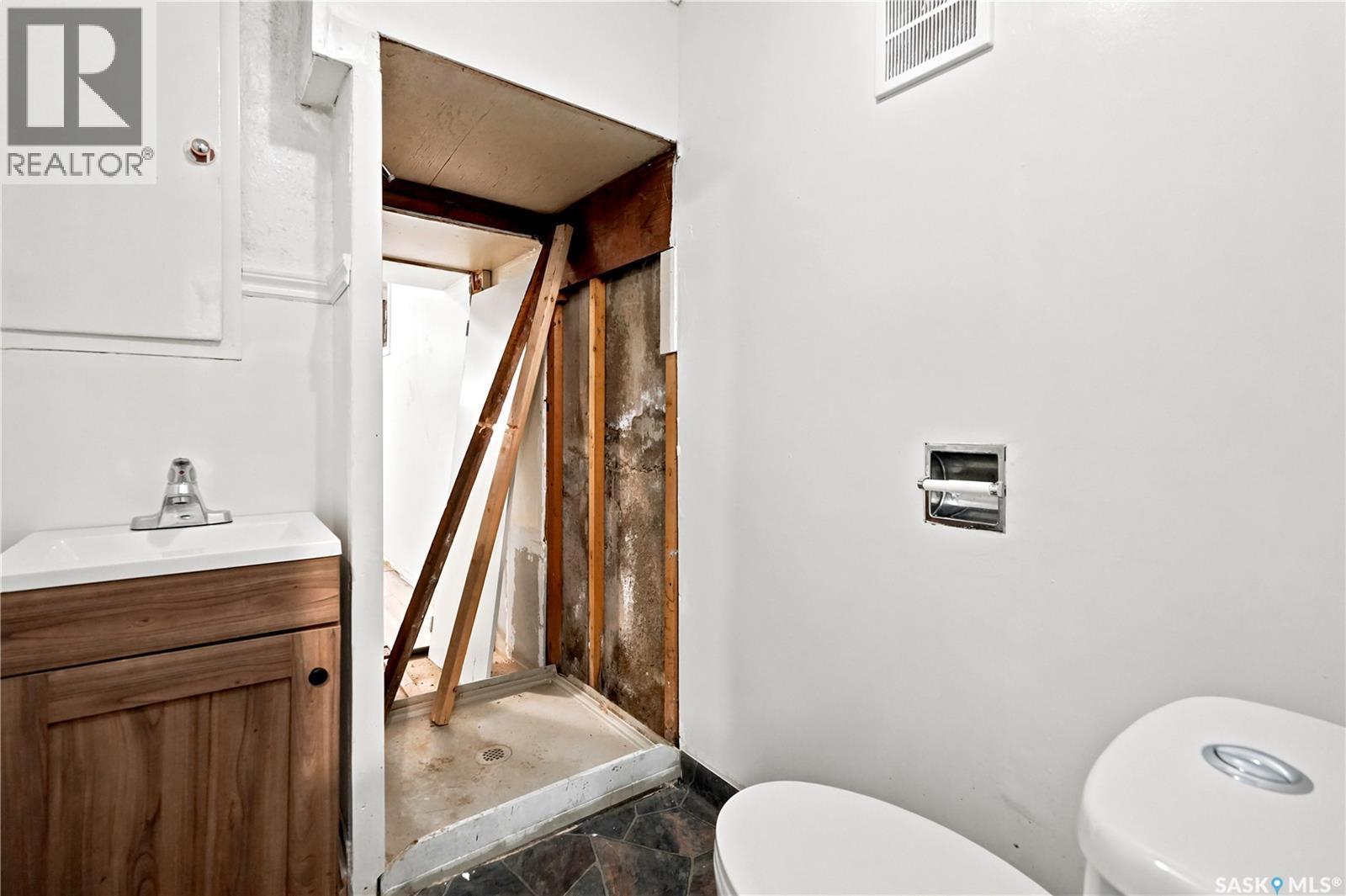 4240 8Th Avenue, Regina, SK - Indoor Photo Showing Bathroom