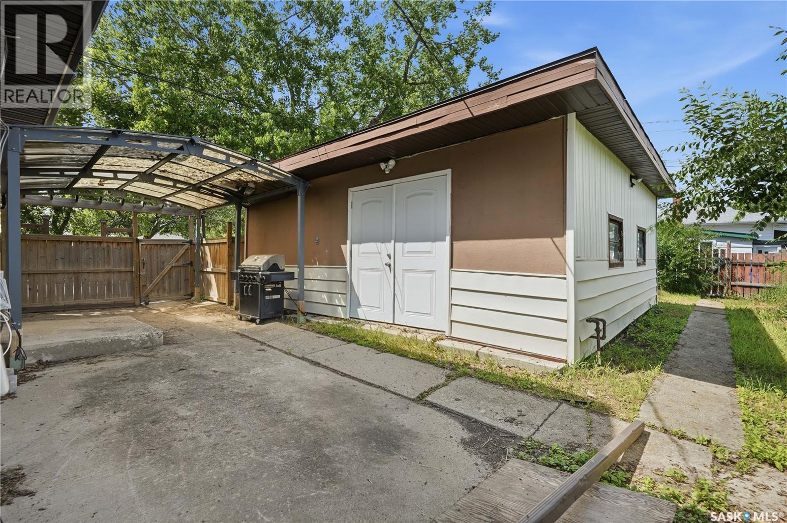 4240 8Th Avenue, Regina, SK - Outdoor With Exterior