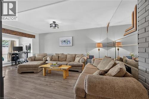 220 Paling Avenue, Hamilton, ON - Indoor Photo Showing Living Room