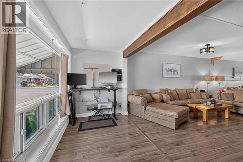 220 Paling Avenue, Hamilton, ON - Indoor Photo Showing Living Room