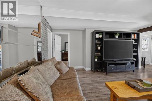 220 Paling Avenue, Hamilton, ON - Indoor Photo Showing Living Room