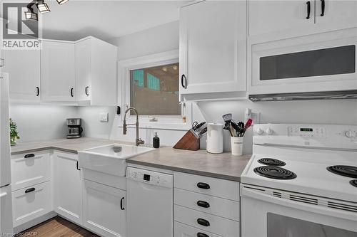 220 Paling Avenue, Hamilton, ON - Indoor Photo Showing Kitchen