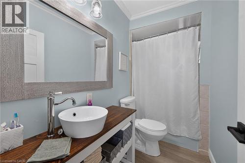 220 Paling Avenue, Hamilton, ON - Indoor Photo Showing Bathroom