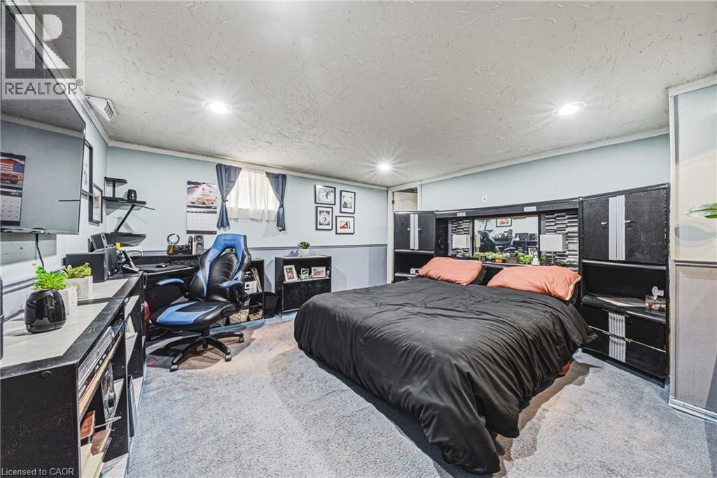 2345 Gibbon Street, Burlington, ON - Indoor Photo Showing Bedroom
