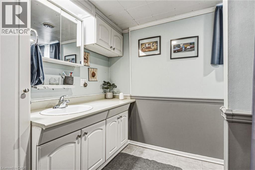 2345 Gibbon Street, Burlington, ON - Indoor Photo Showing Bathroom