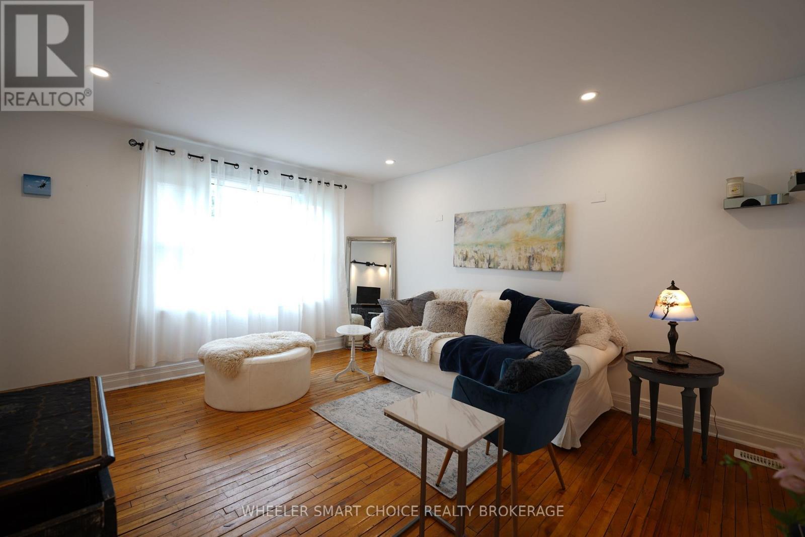 543 Fifth Street E, Cornwall, ON - Indoor Photo Showing Living Room