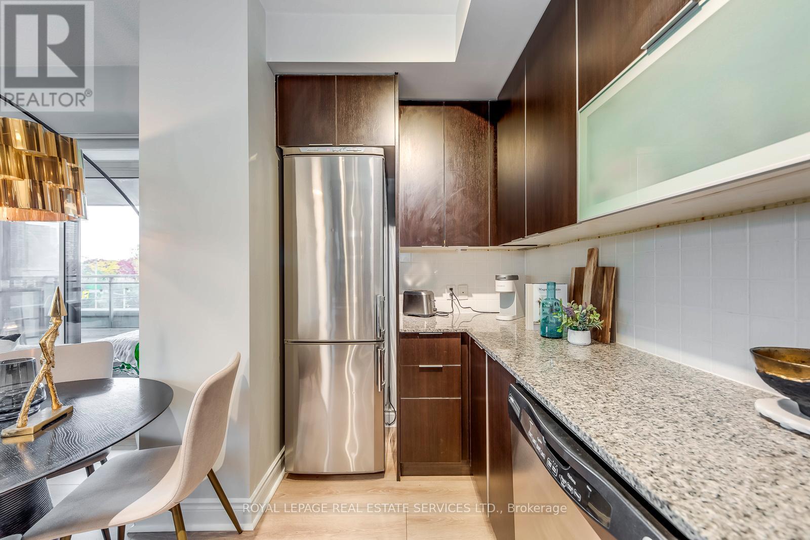 203 - 16 Brookers Lane, Toronto, ON - Indoor Photo Showing Kitchen With Upgraded Kitchen