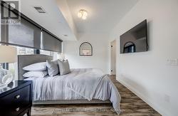 Bedrom with walk in closet + ensuite access - 