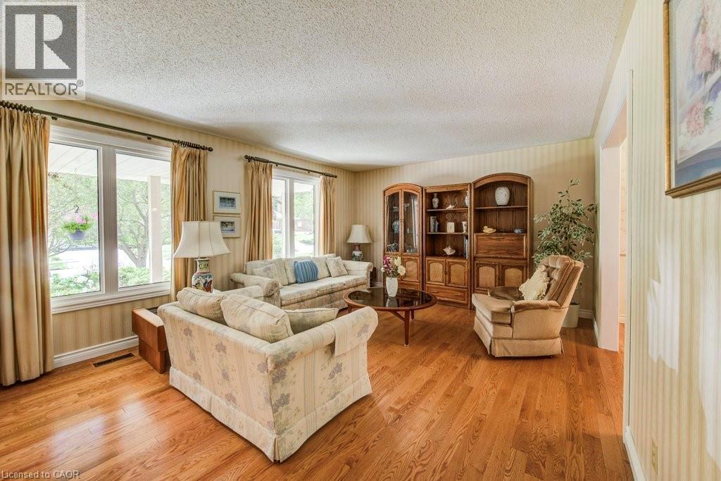 94 Mccarron Crescent, Waterloo, ON - Indoor Photo Showing Living Room