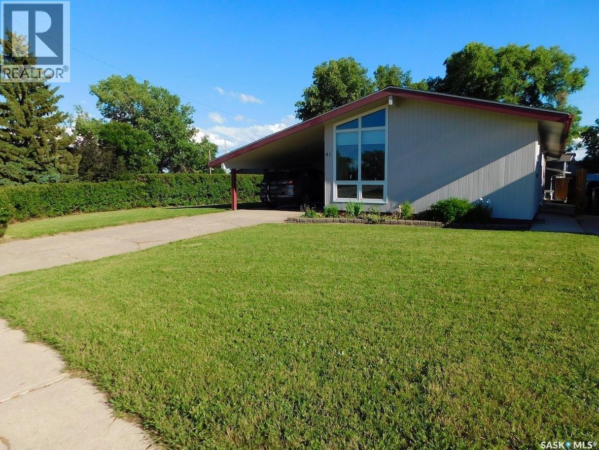 41 Kasper Crescent, Assiniboia, SK - Outdoor