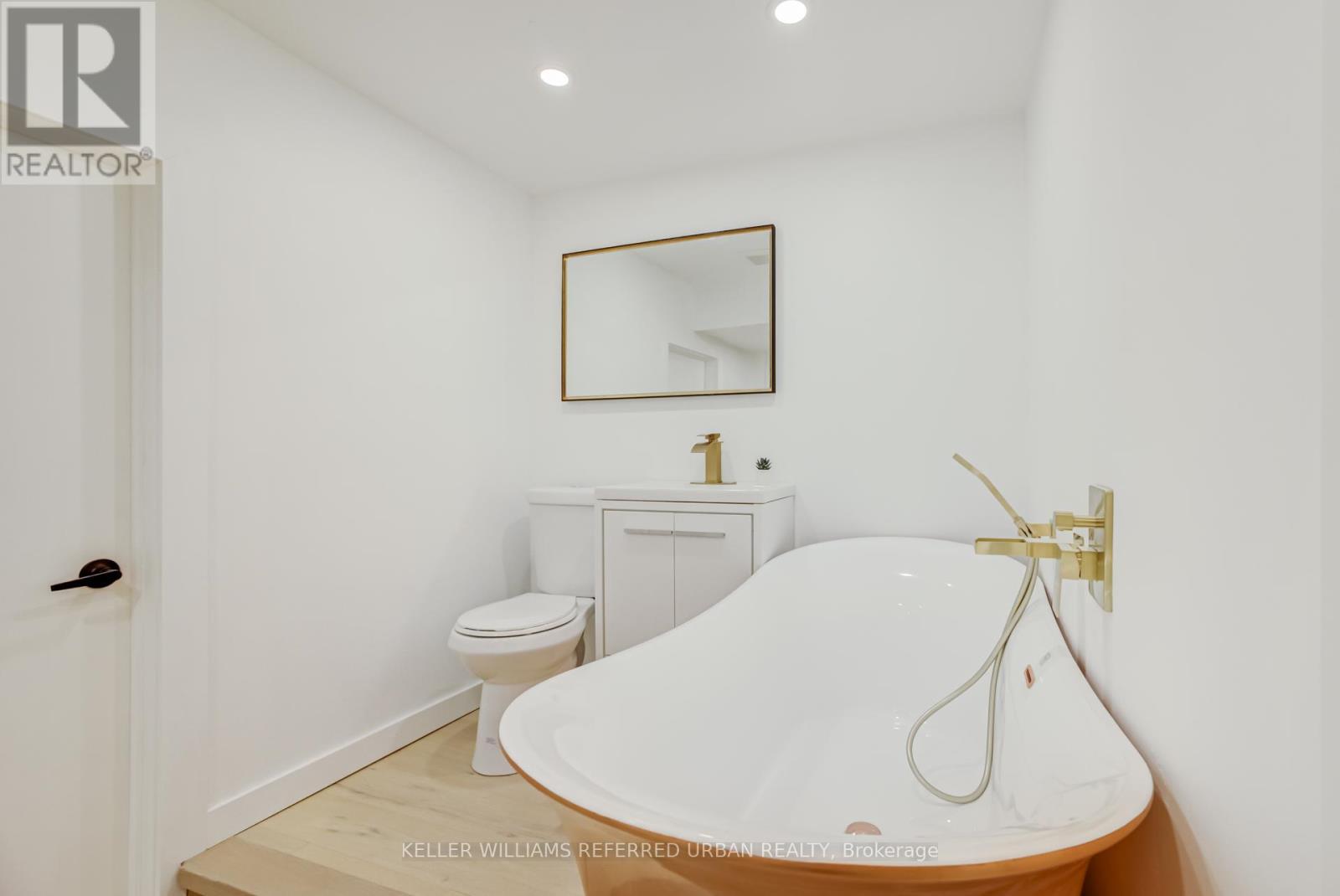 7 Cossar Drive, Aurora, ON