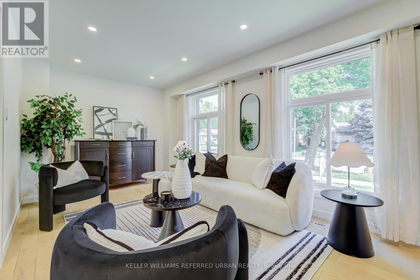 7 Cossar Drive, Aurora, ON
