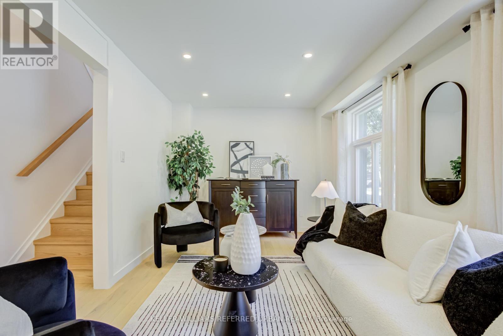 7 Cossar Drive, Aurora, ON