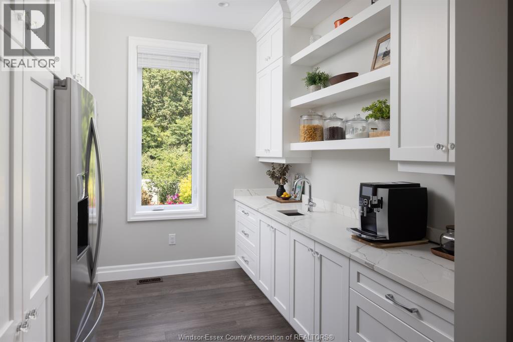 6005 Silver Maple Road, Lasalle, ON - Indoor Photo Showing Kitchen