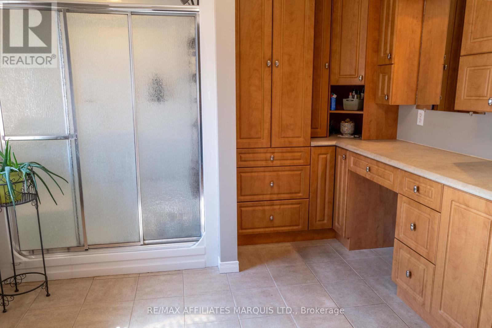 Ensuite bathroom off Primary bedroom - 1274 Daprat Avenue, Cornwall, ON