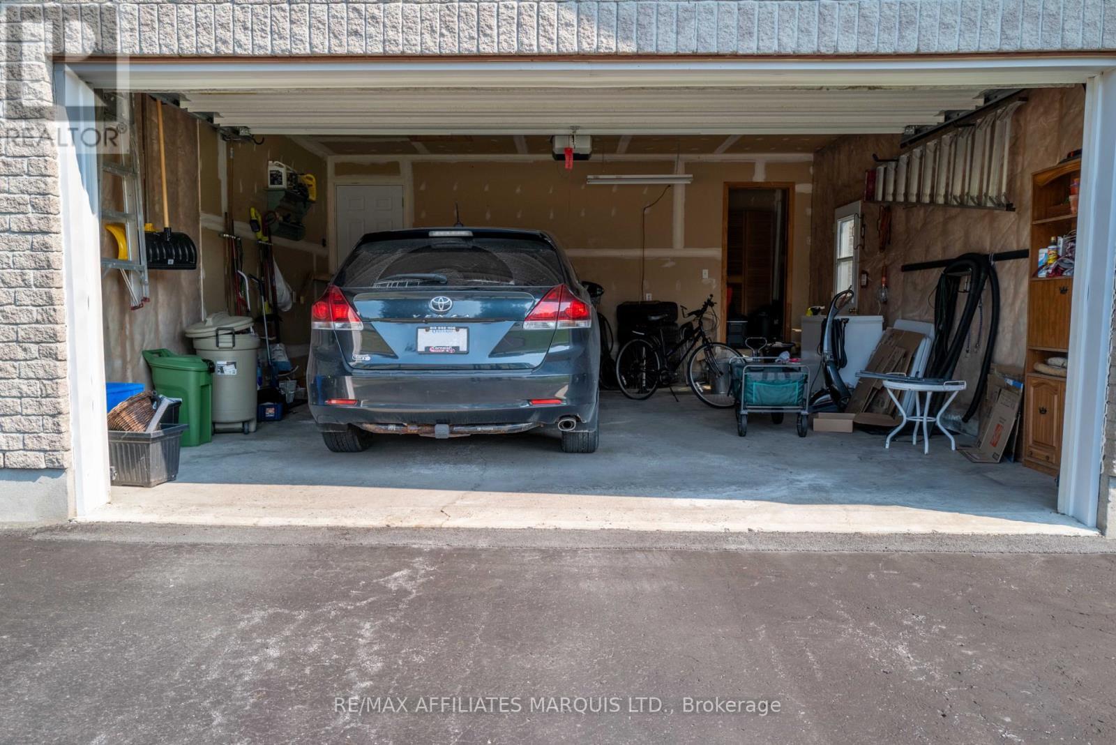 Double garage - 1274 Daprat Avenue, Cornwall, ON