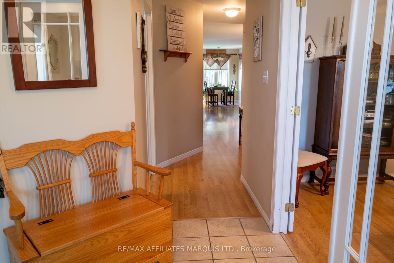 Welcoming foyer - dining room to right - 1274 Daprat Avenue, Cornwall, ON