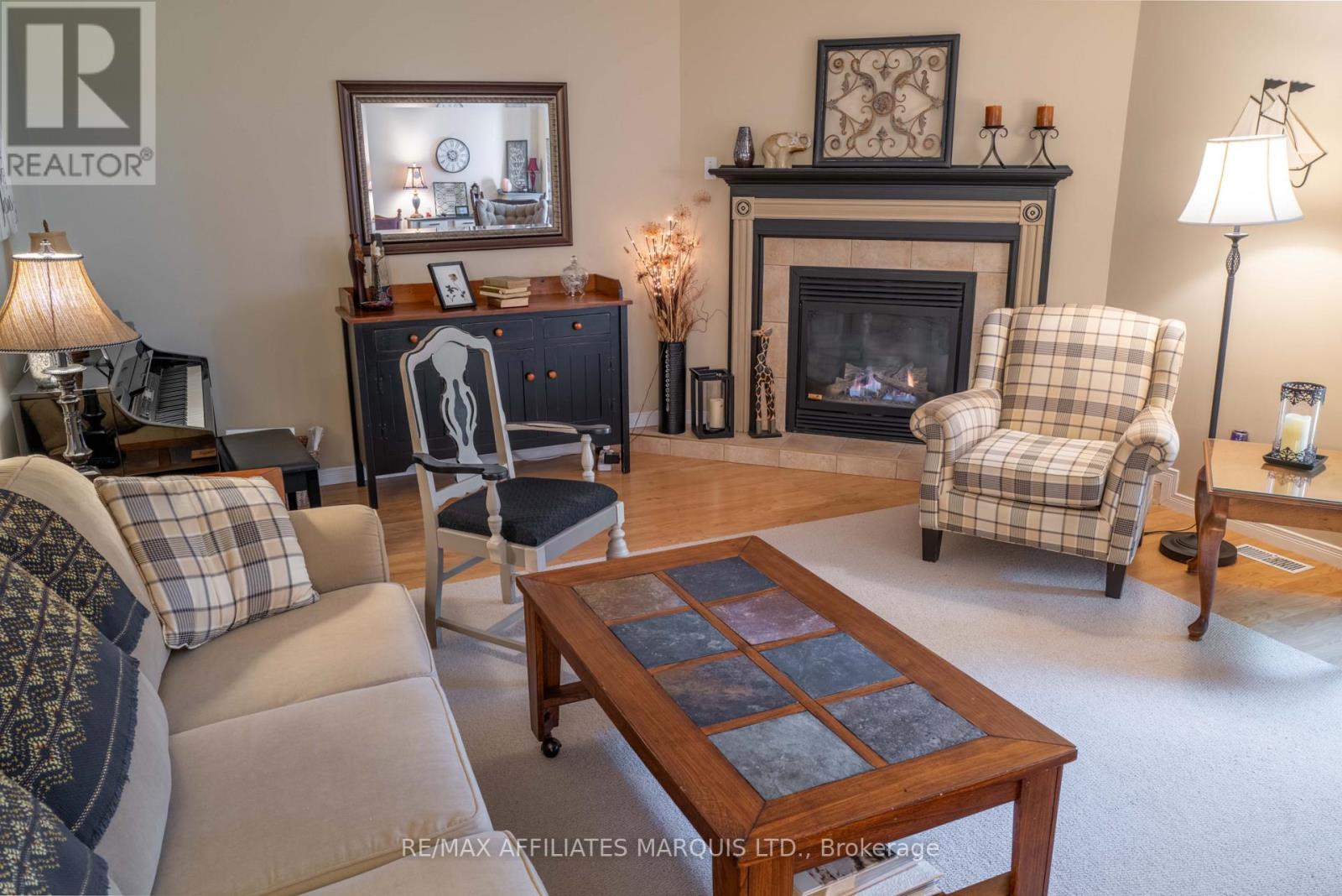 Closer view of living room - 1274 Daprat Avenue, Cornwall, ON