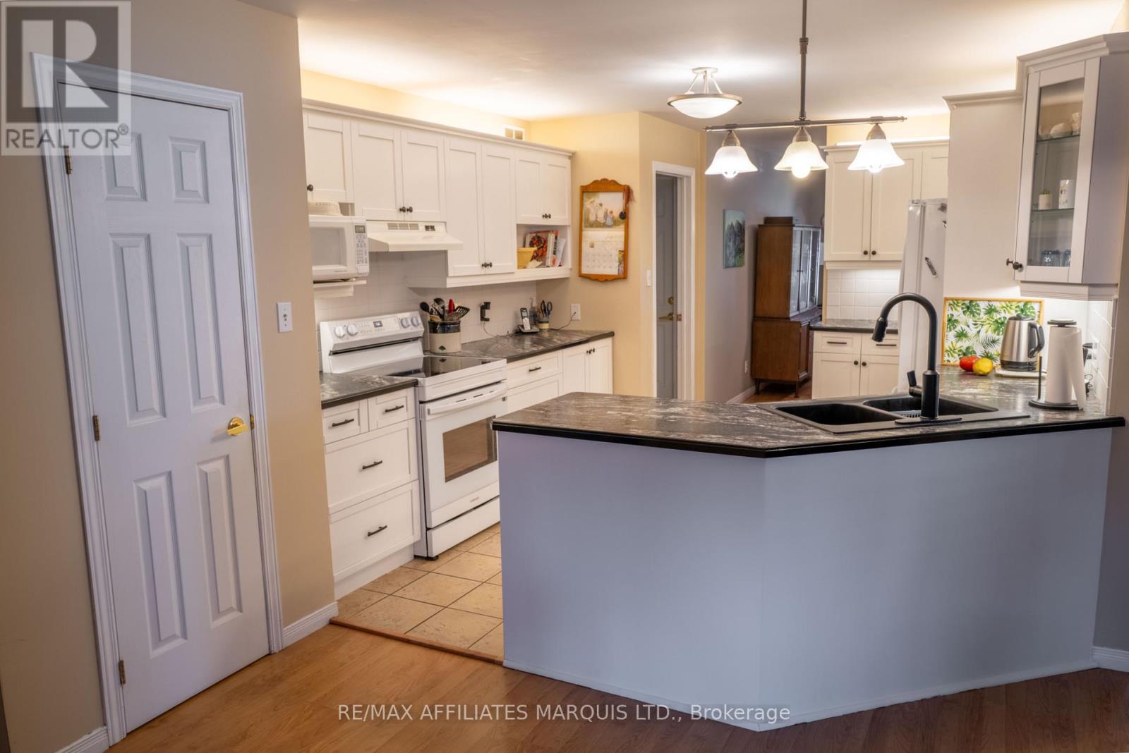 Kitchen has lots of cabinets and counter space - 1274 Daprat Avenue, Cornwall, ON