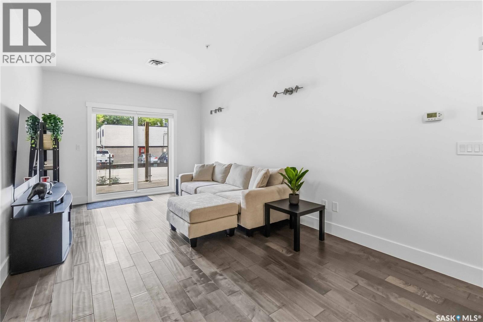 104 1010 Main Street, Saskatoon, SK - Indoor Photo Showing Living Room