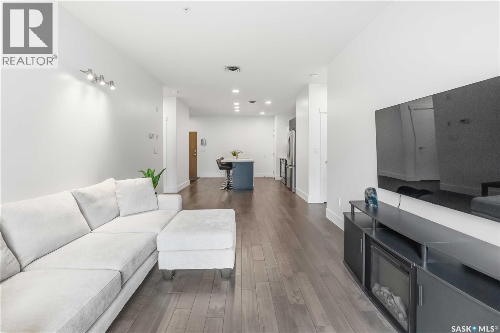 104 1010 Main Street, Saskatoon, SK - Indoor Photo Showing Living Room