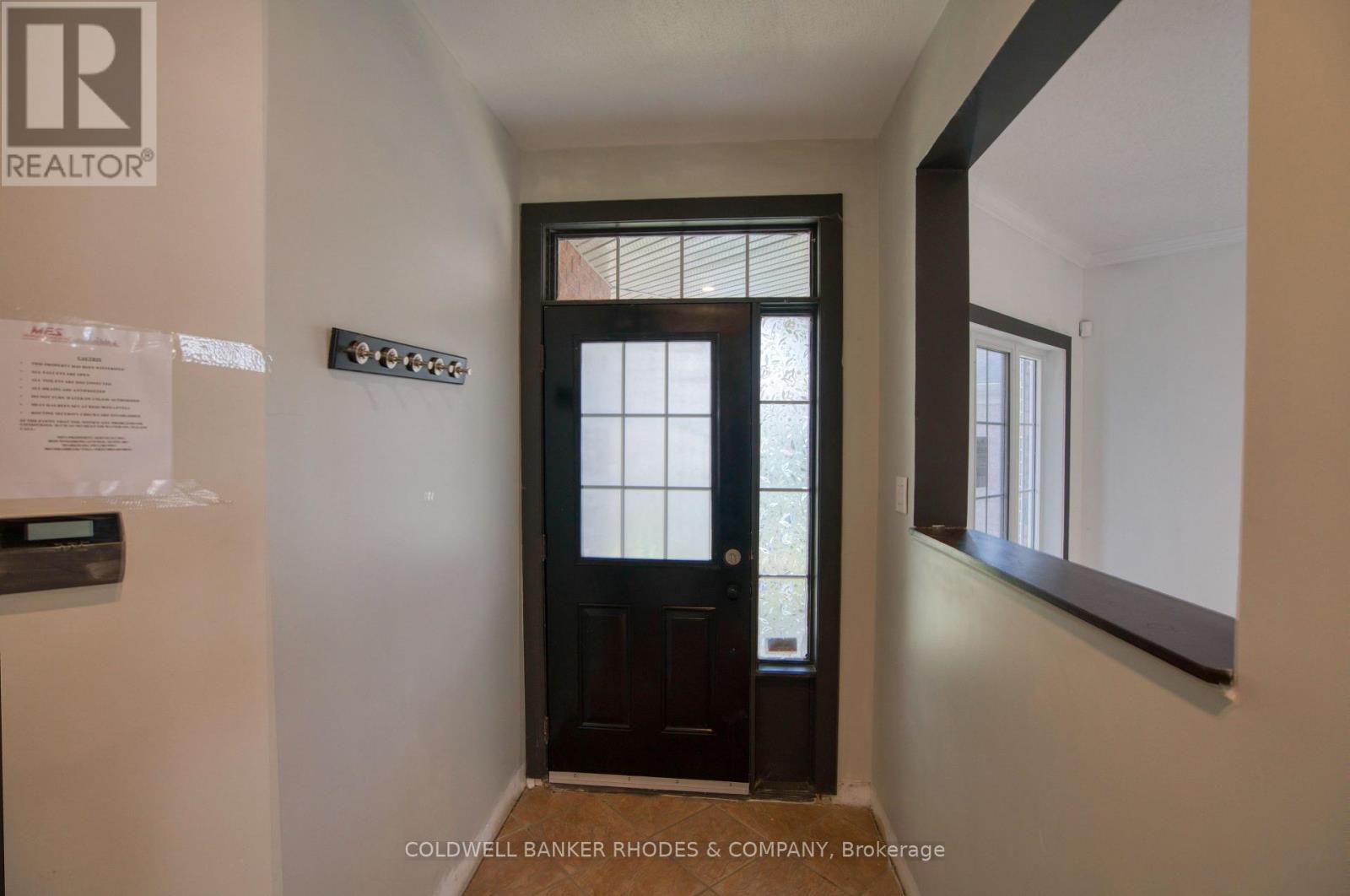 Entry way of the home - 32 Catterick Crescent, Ottawa, ON