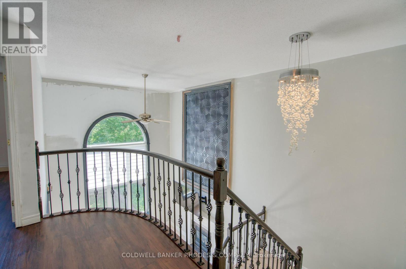 Second floor hallway open to below. - 32 Catterick Crescent, Ottawa, ON