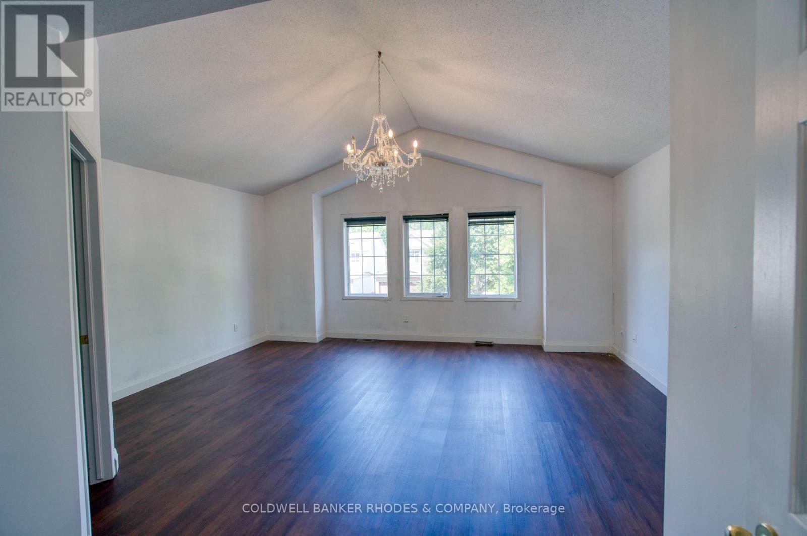 Primary bedroom w/cathedral ceiling & chandelier - 32 Catterick Crescent, Ottawa, ON