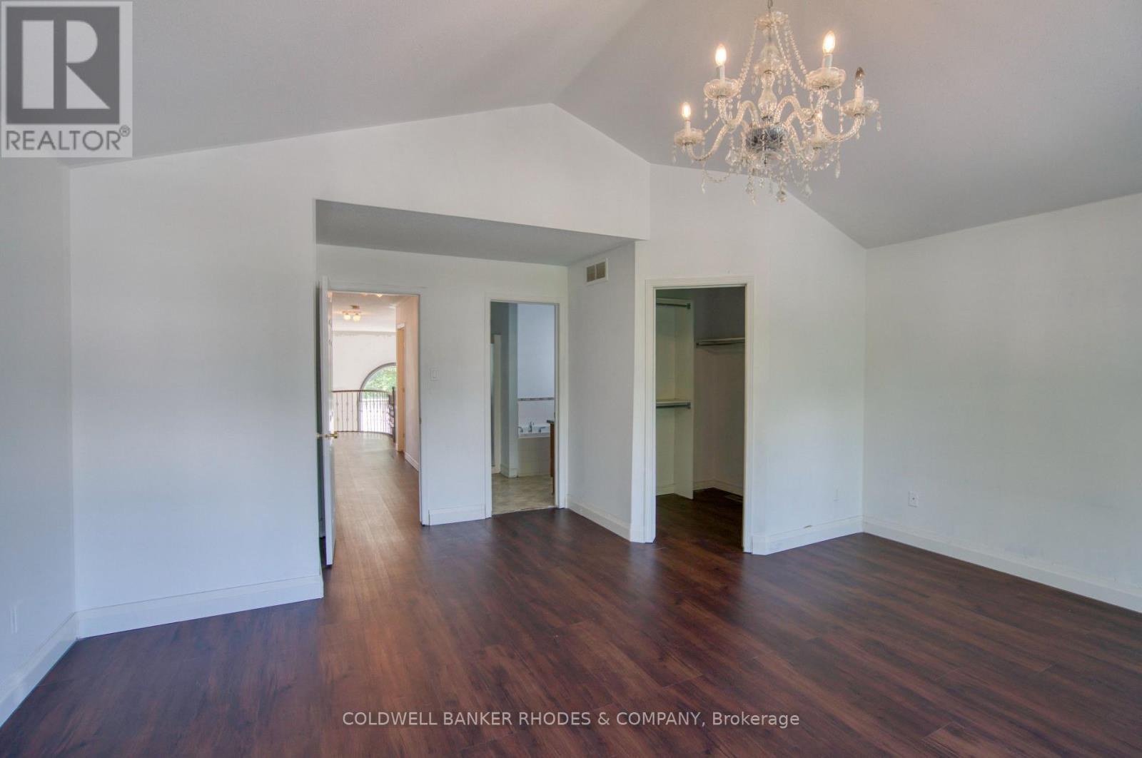 Walk-in closet and 5pc ensuite - 32 Catterick Crescent, Ottawa, ON
