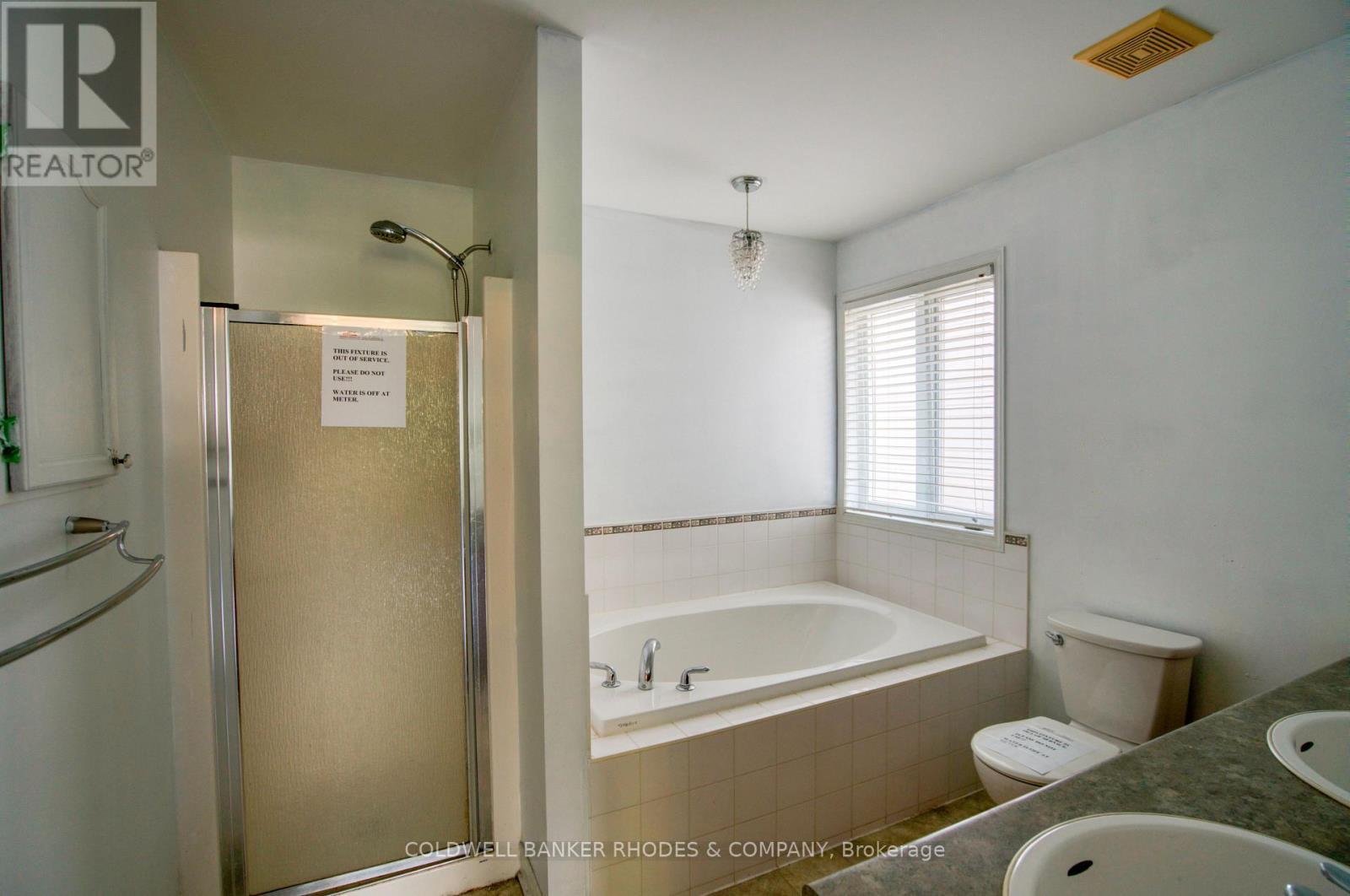 5pc ensuite w/soaker tub & stand up shower - 32 Catterick Crescent, Ottawa, ON
