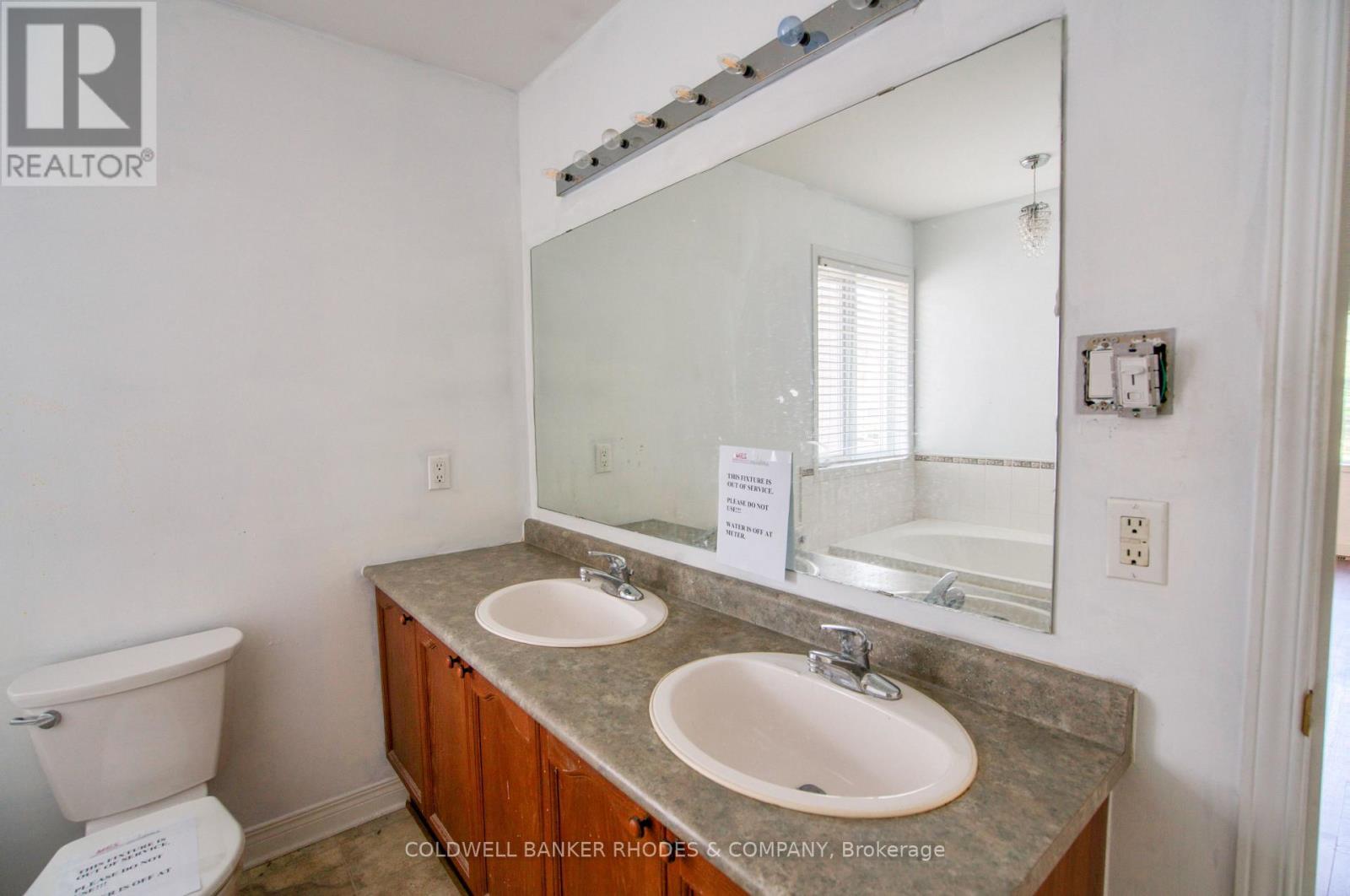 Double sinks in 5pc ensuite. - 32 Catterick Crescent, Ottawa, ON