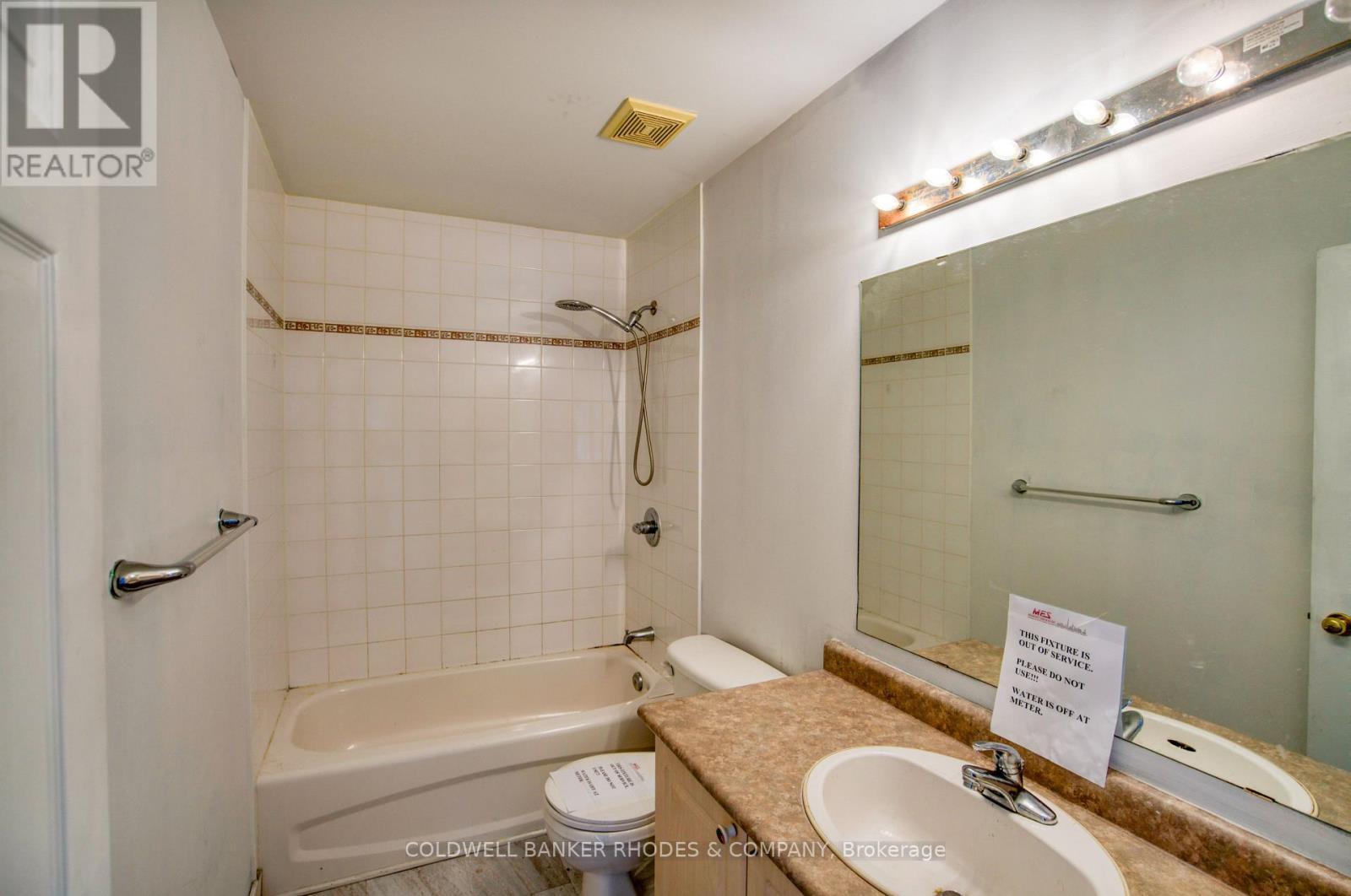 Main 4-piece bathroom - 32 Catterick Crescent, Ottawa, ON