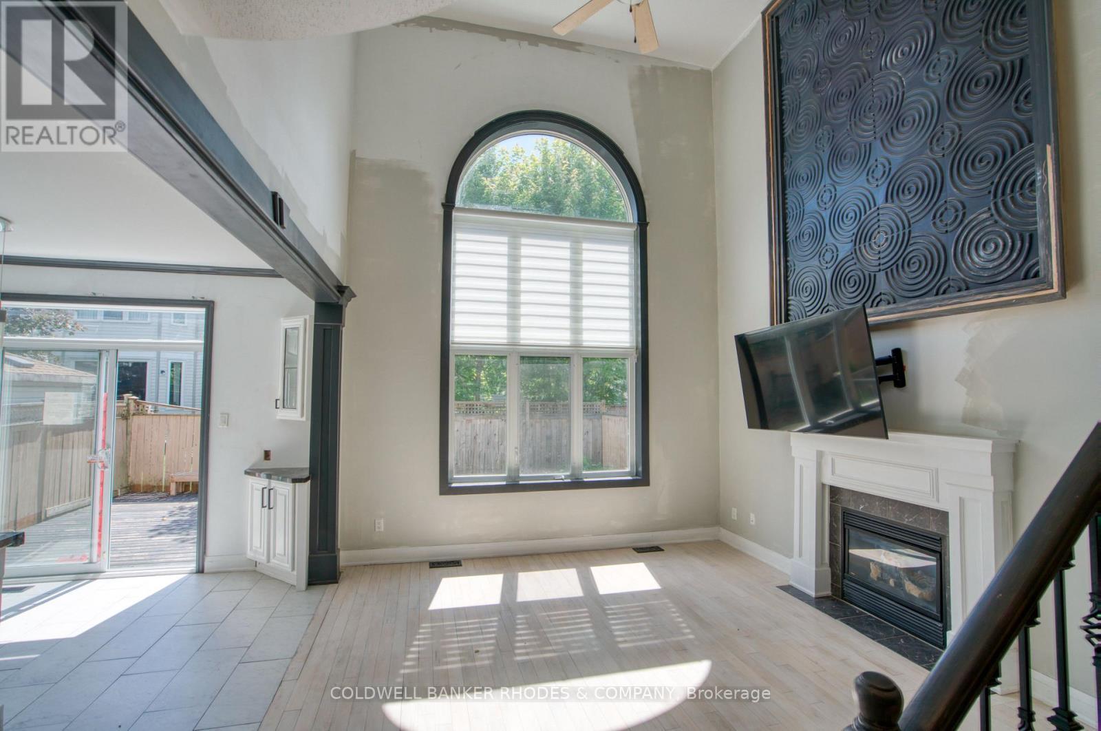 Family room with large crescent window - 32 Catterick Crescent, Ottawa, ON
