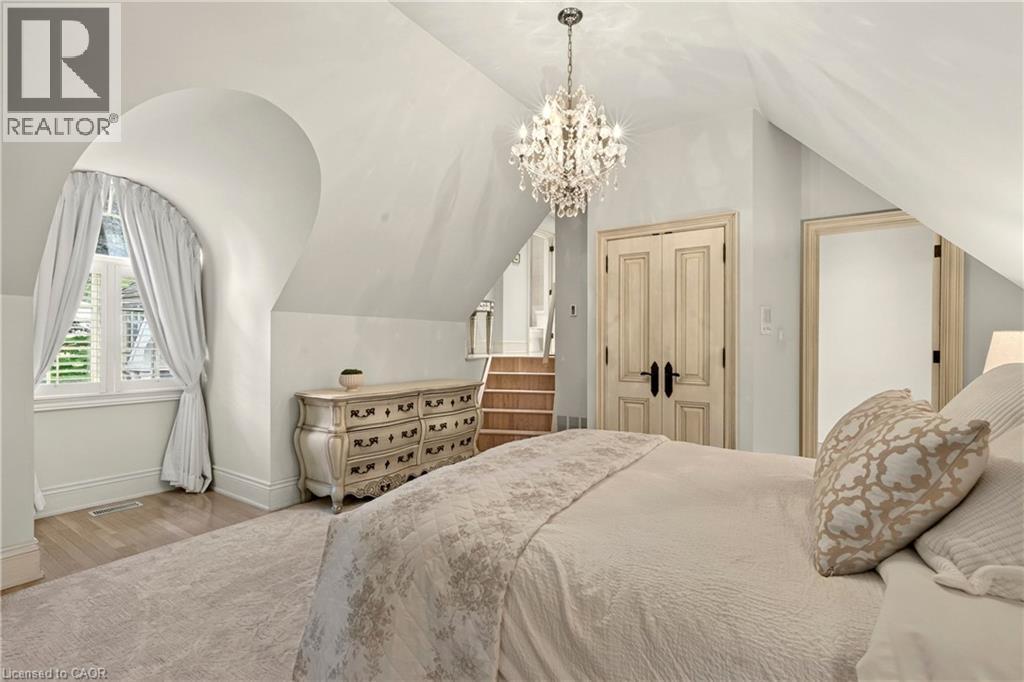15 Peppertree Crescent, Ancaster, ON