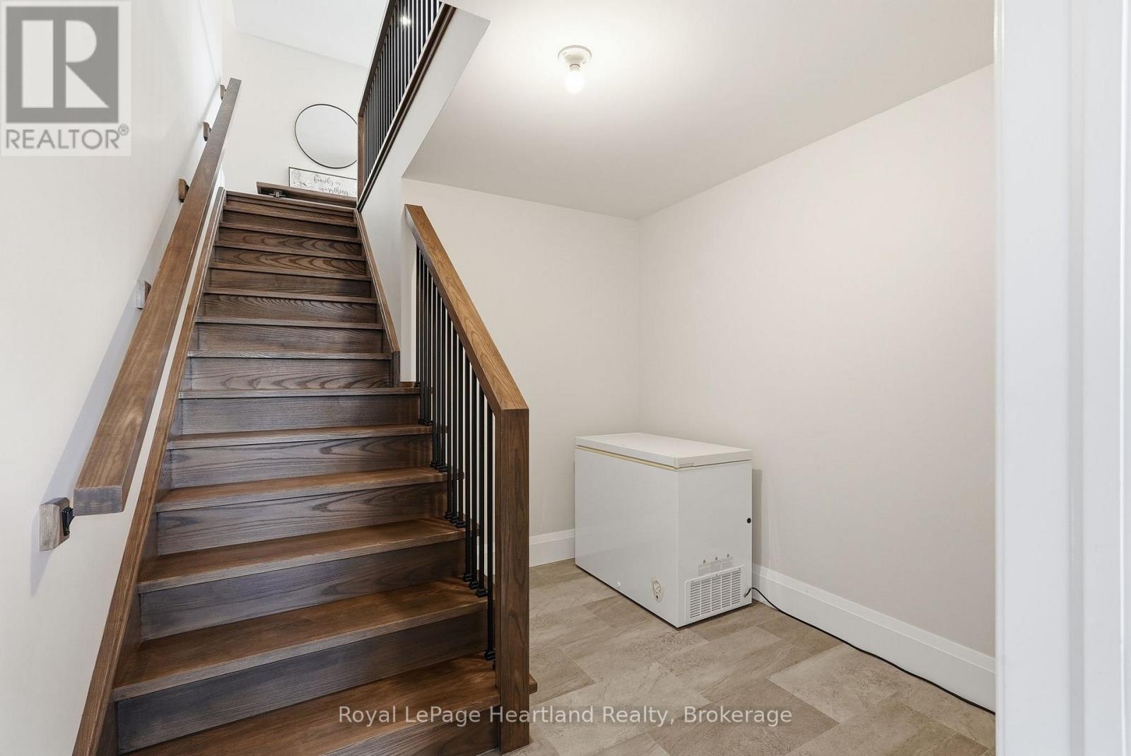 129 Sharron Court, Mapleton, ON