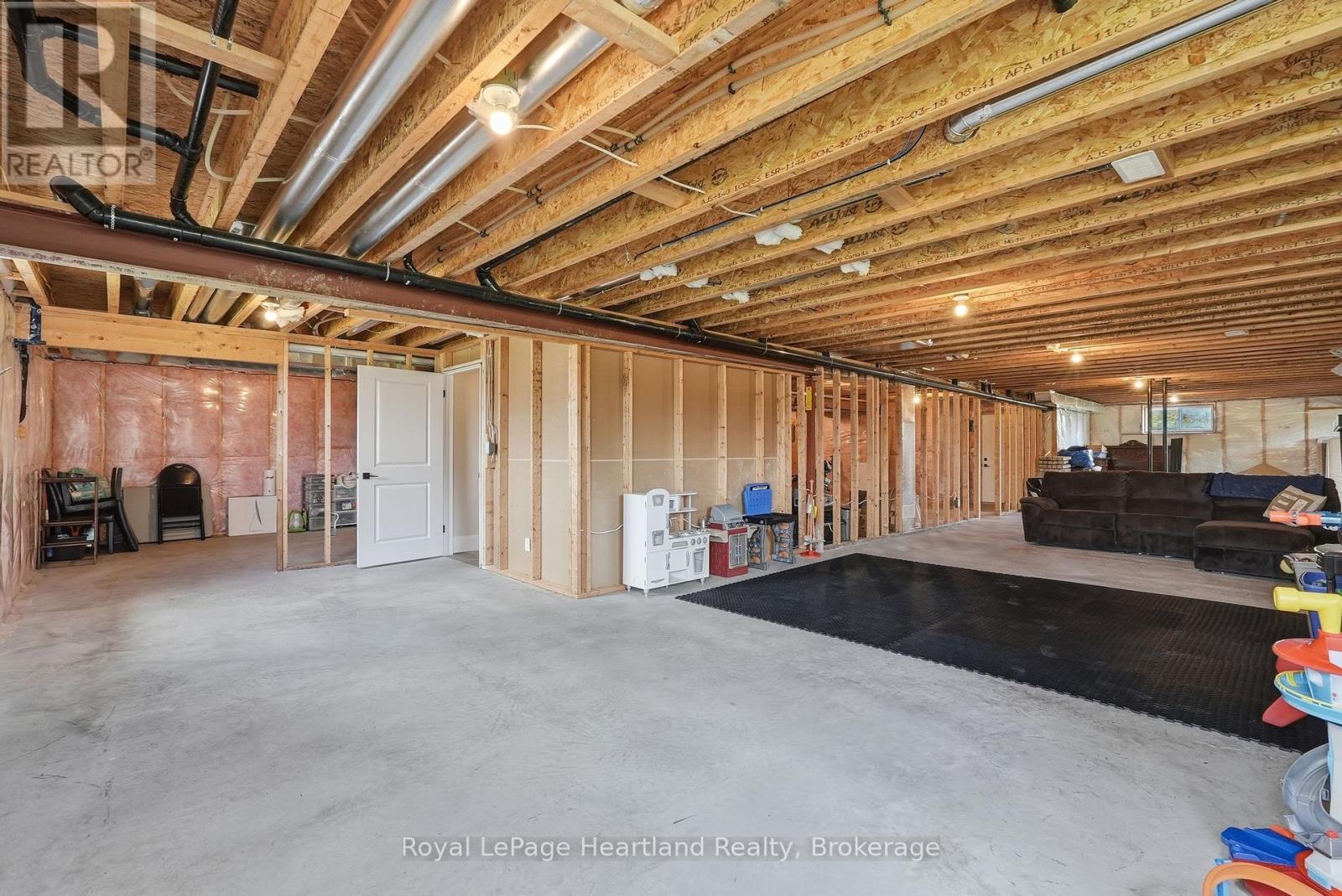 129 Sharron Court, Mapleton, ON