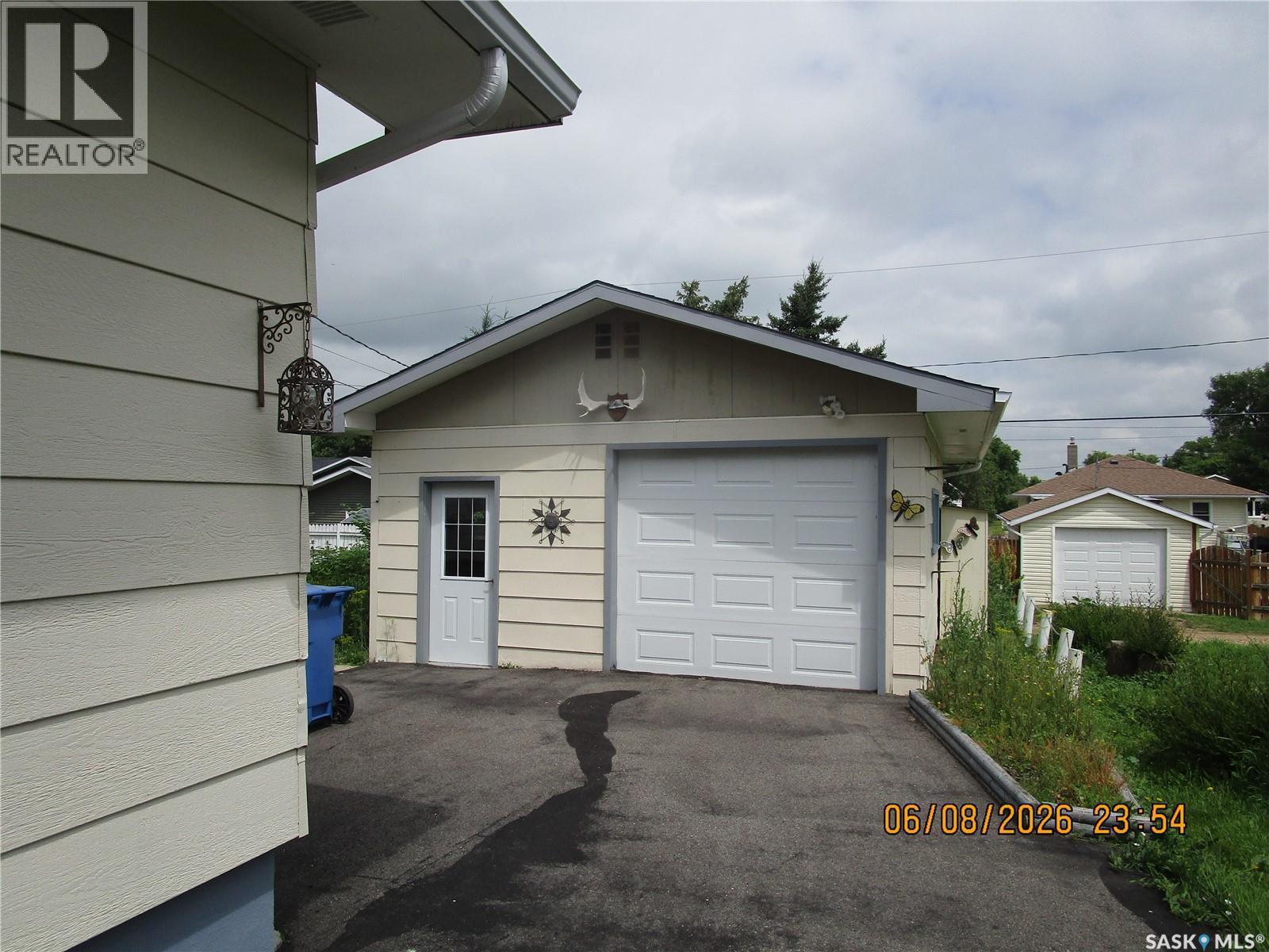 508 6Th Avenue W, Assiniboia, SK