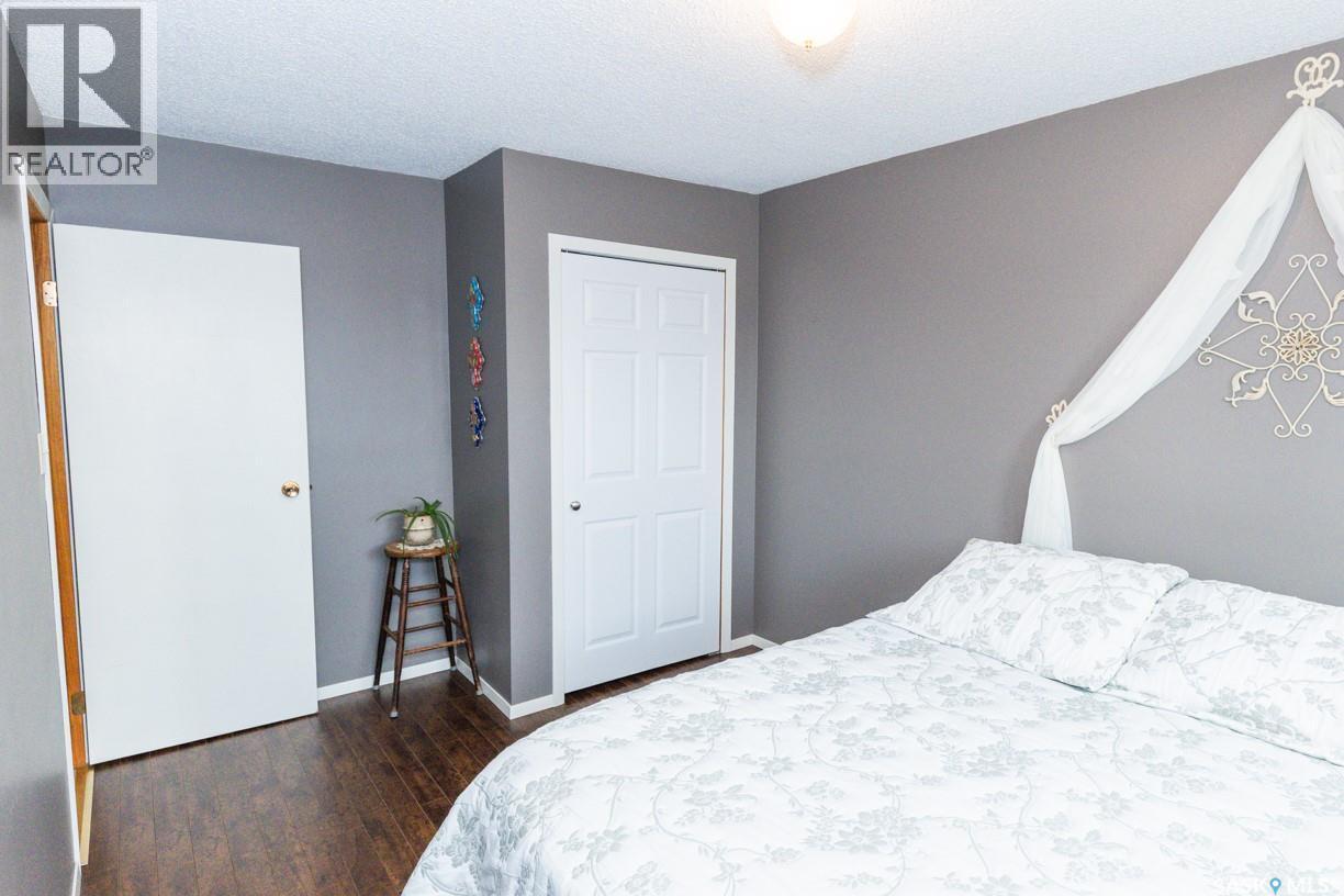 729 Saskatchewan Avenue, Kerrobert, SK - Indoor Photo Showing Bedroom
