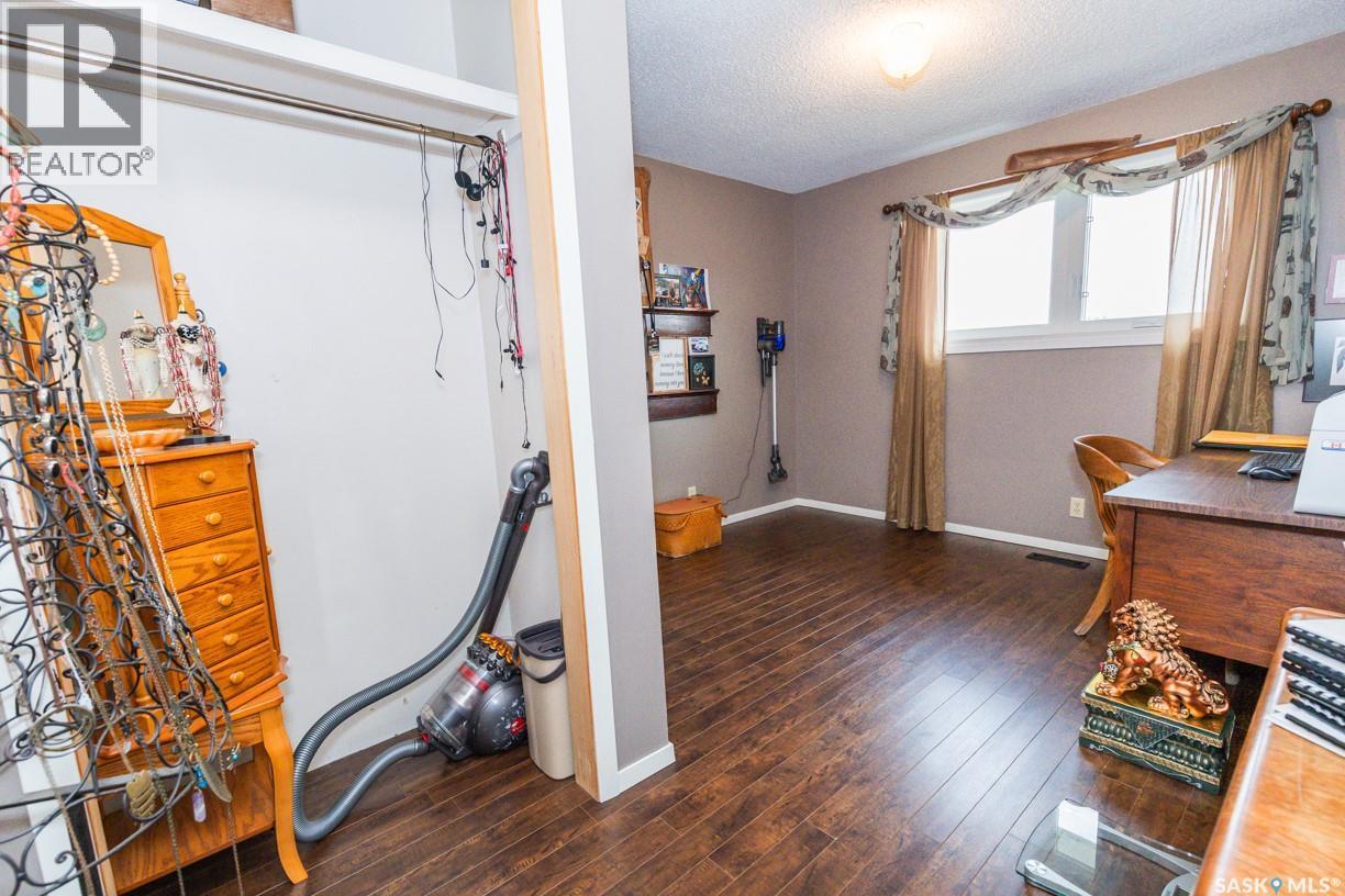 729 Saskatchewan Avenue, Kerrobert, SK - Indoor