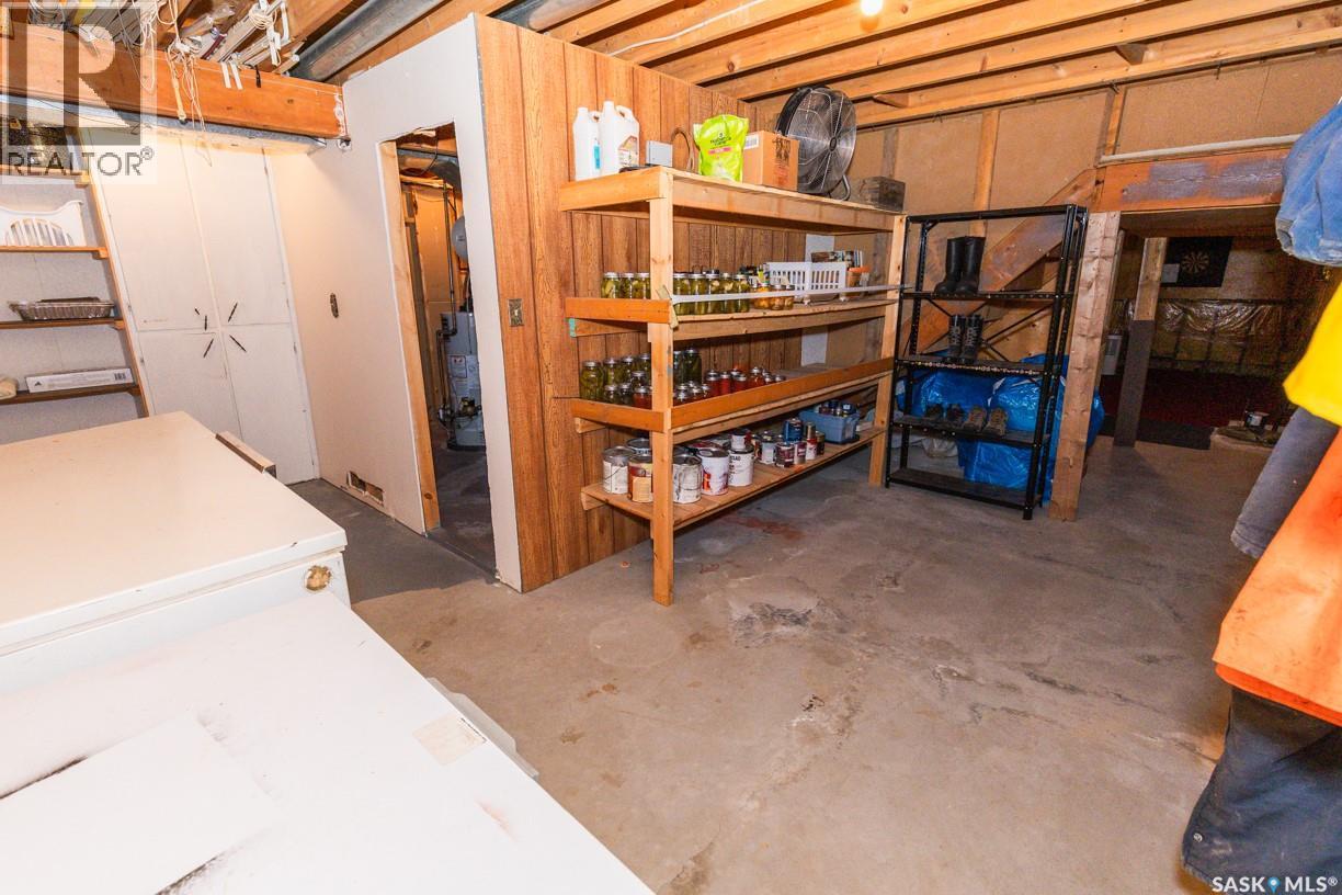 729 Saskatchewan Avenue, Kerrobert, SK - Indoor