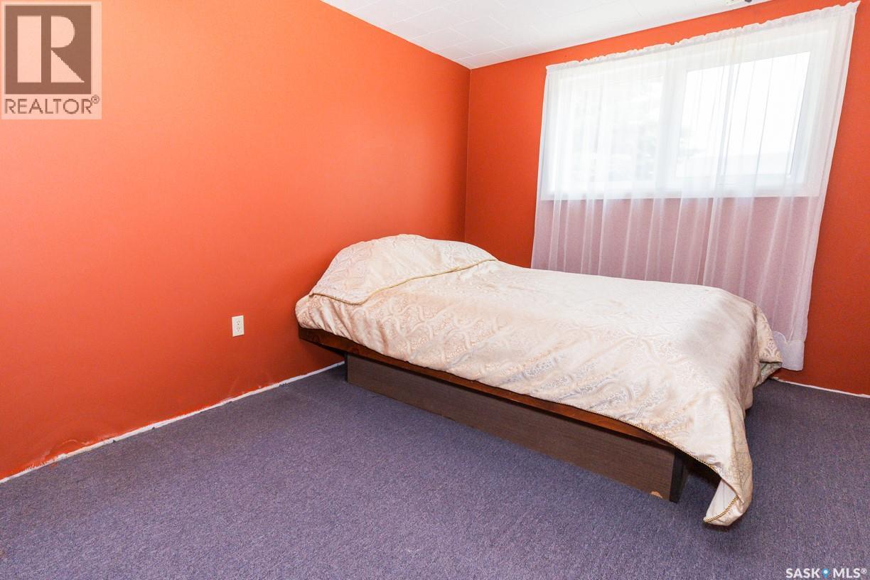 729 Saskatchewan Avenue, Kerrobert, SK - Indoor Photo Showing Bedroom