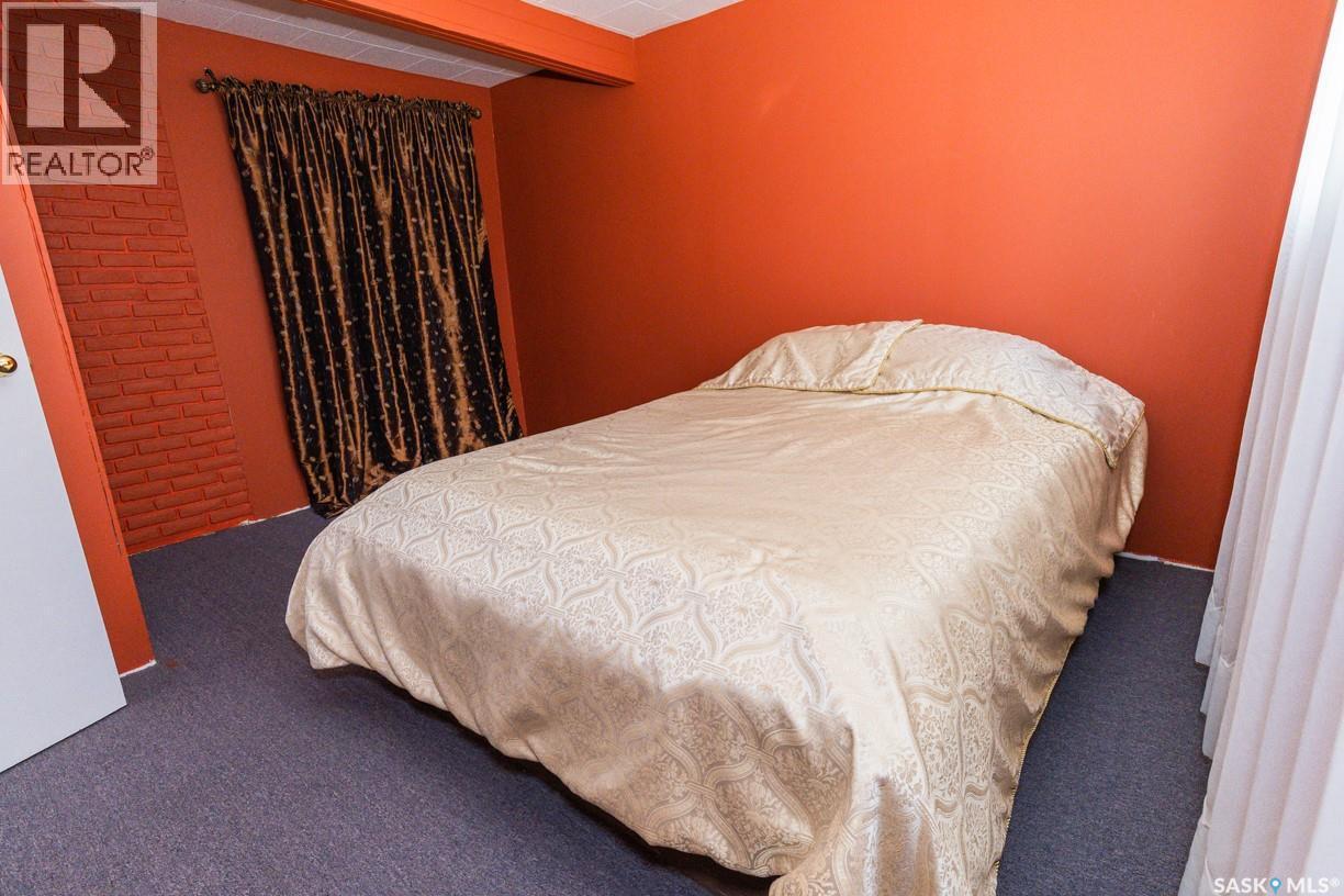 729 Saskatchewan Avenue, Kerrobert, SK - Indoor Photo Showing Bedroom