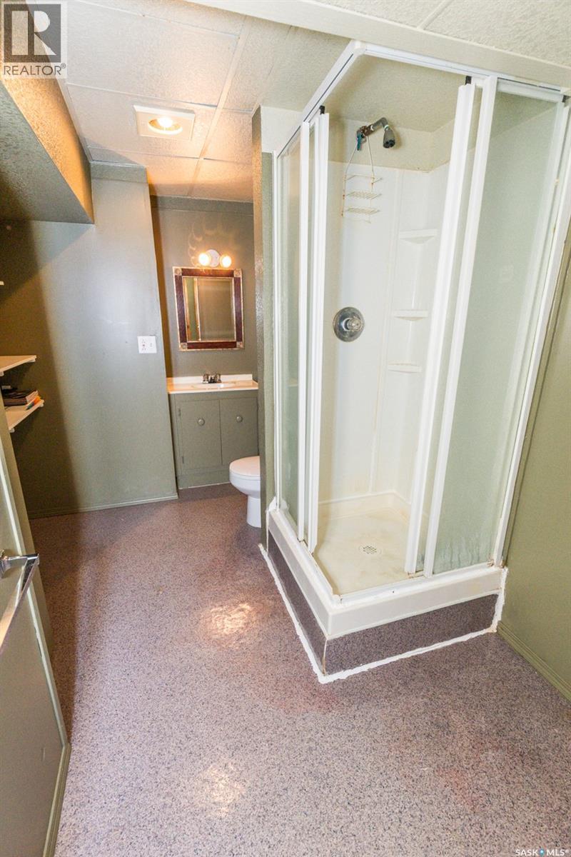 729 Saskatchewan Avenue, Kerrobert, SK - Indoor Photo Showing Bathroom