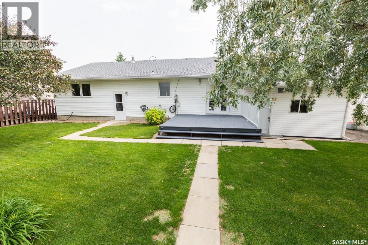 729 Saskatchewan Avenue, Kerrobert, SK - Outdoor
