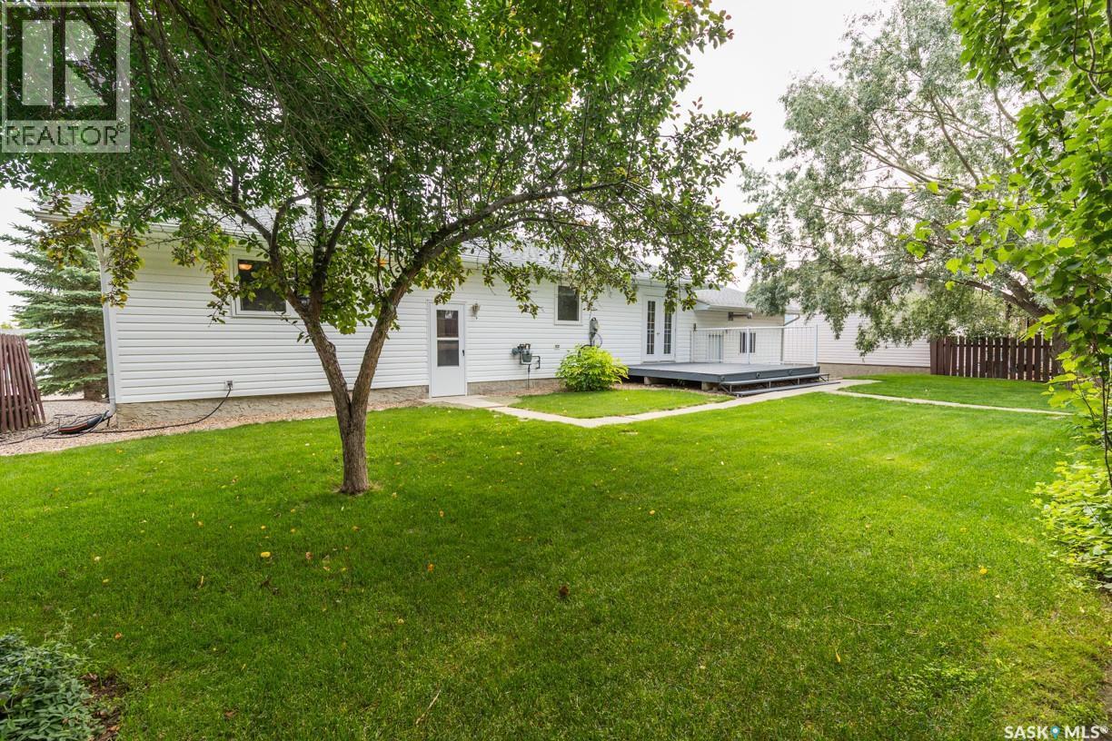 729 Saskatchewan Avenue, Kerrobert, SK - Outdoor