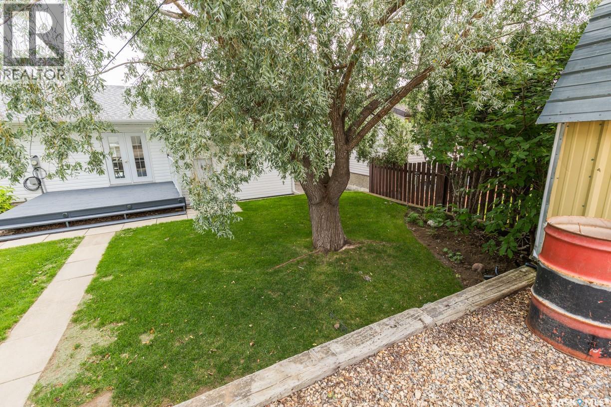 729 Saskatchewan Avenue, Kerrobert, SK - Outdoor