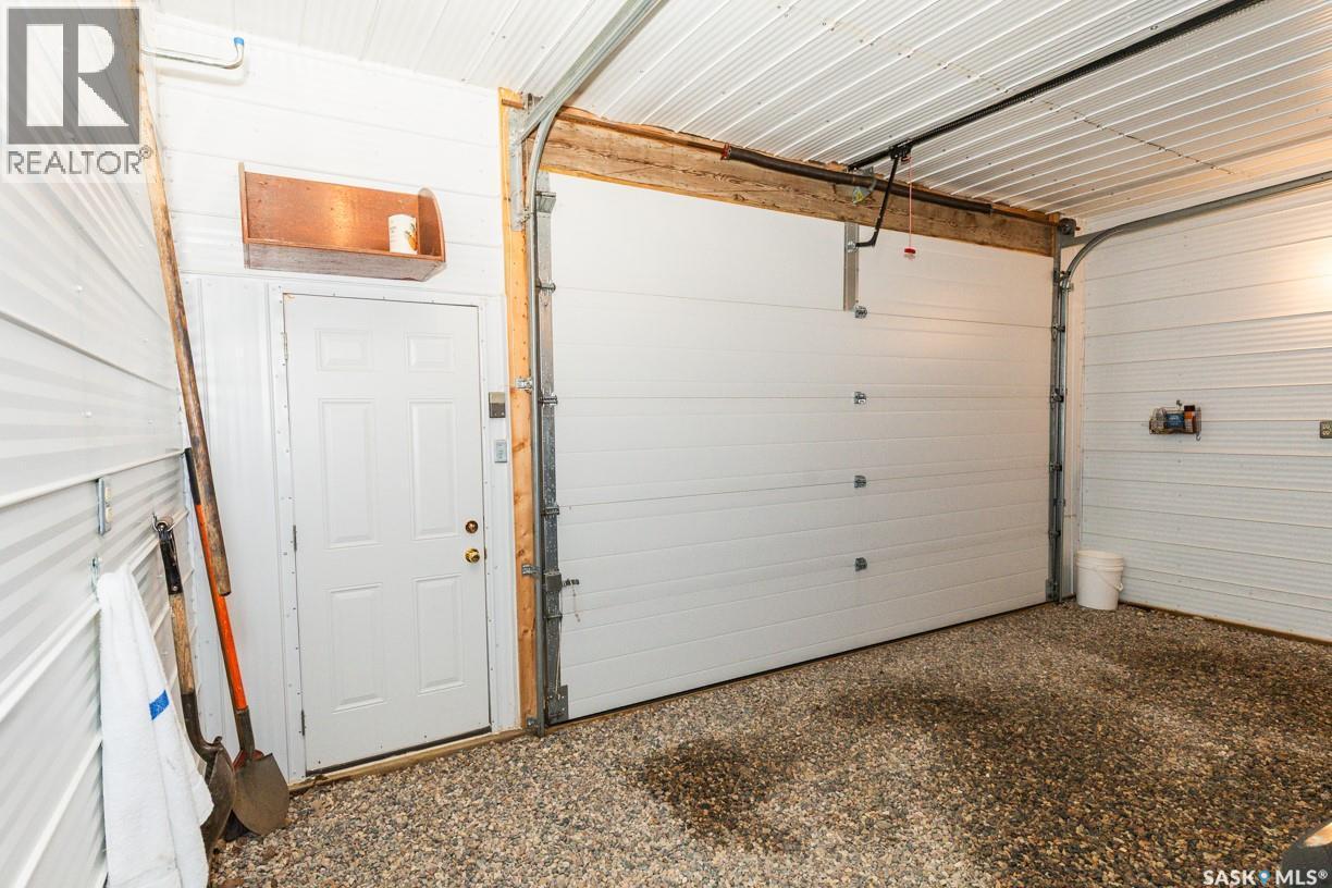 729 Saskatchewan Avenue, Kerrobert, SK - Indoor Photo Showing Garage
