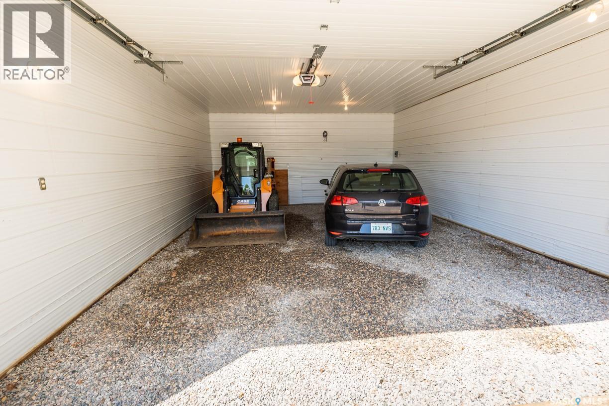 729 Saskatchewan Avenue, Kerrobert, SK - Indoor Photo Showing Garage