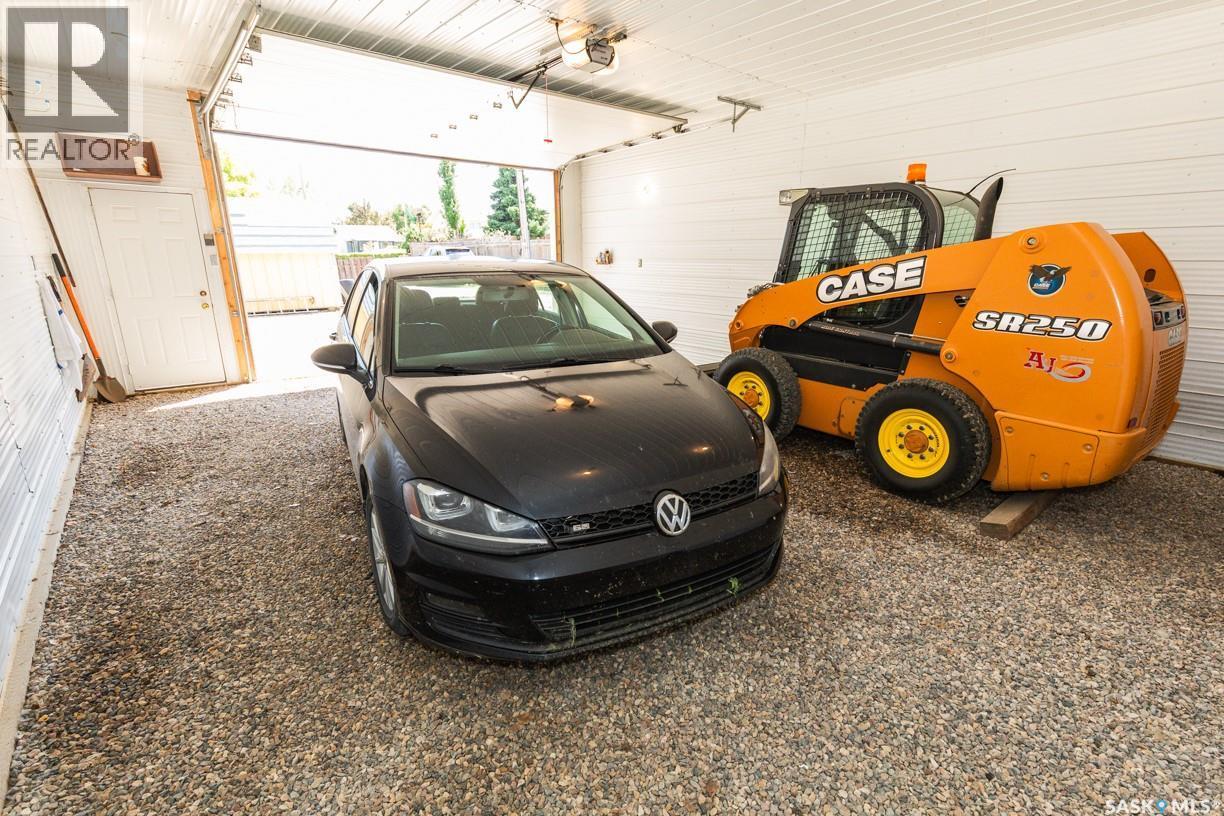 729 Saskatchewan Avenue, Kerrobert, SK - Indoor Photo Showing Garage